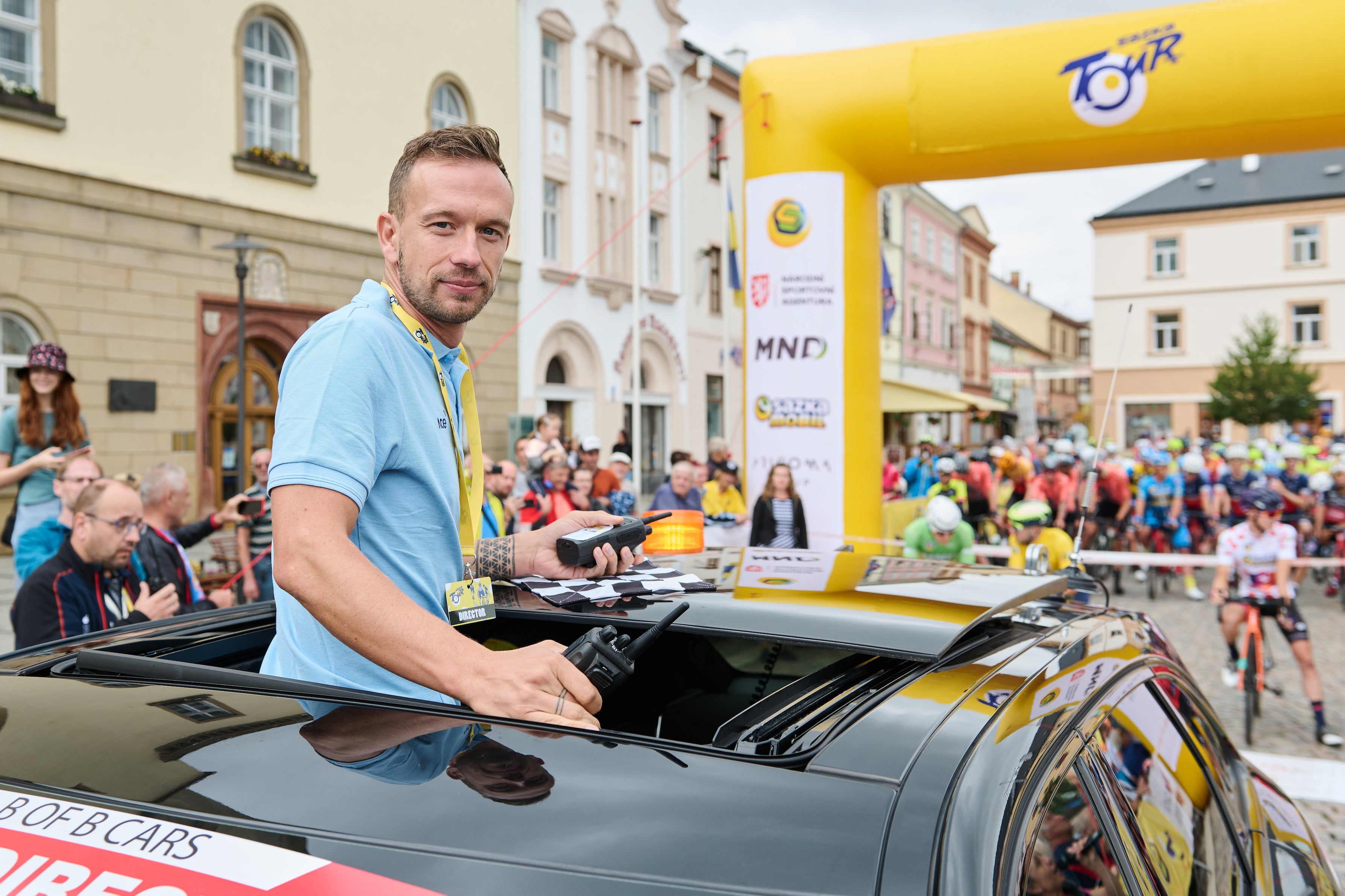 S mikrofonem za Leopoldem Königem